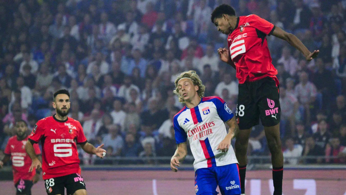 Góc Nhìn Sunwin: RMC: trận Lyon gặp Rennes bị gián đoạn 15 phút vì băng rôn phân biệt chủng tộc